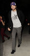Ashton Kutcher con gorra, camiseta y barba de tres días