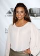 Eva Longoria posando ante las cámaras con una preciosa blusa blanca