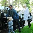 Gavin Rossdale, Gwen Stefani y el pequeño Zuma subiendo al coche