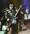Gene Simmons, arriba del escenario desplagando todo su show