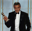 George Clooney con un premio en la mano, una postal repetida