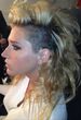 Kesha en la peluquería tras raparse media cabeza