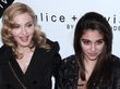 Lourdes y Madonna posando para los fotógrafos