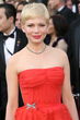 Michelle Williams en la gala de los oscar con un vestido largo rojo