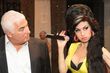 Mitch Winehouse, padre de Amy Winehouse, junto a la figura de cera de su hija,