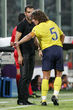 Los carismáticos Pep Guardiola y Carles Puyol hablan durante un partido