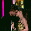 Robert Pattinson besa a Kristen Stewart, ¡ñamm!