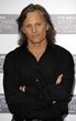 Viggo Mortensen de brazos cruzados y con mirada perdida