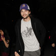 Ashton Kutcher con gorra, camiseta y barba de tres días