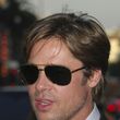 Brad con gafas de aviador y barba