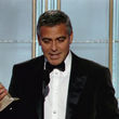 George Clooney con un premio en la mano, una postal repetida George Clooney con un premio en la mano, una postal repetida