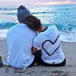 Jennifer Lopez y Casper Smart mirando el amanecer