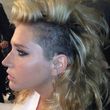Kesha en la peluquería tras raparse media cabeza Kesha en la peluquería tras raparse media cabeza