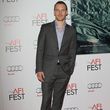 Michael Fassbender con traje de chaqueta gris oscuro y camisa azul clara, ¡guapísimo! Michael Fassbender con traje de chaqueta gris oscuro y camisa azul clara, ¡guapísimo!