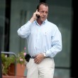 Michael Lohan hablando por teléfono.