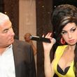 Mitch Winehouse, padre de Amy Winehouse, junto a la figura de cera de su hija, Mitch Winehouse, padre de Amy Winehouse, junto a la figura de cera de su hija,