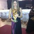 Tamara con la Copa del Mundo al acabar su actuación Tamara con la Copa del Mundo al acabar su actuación