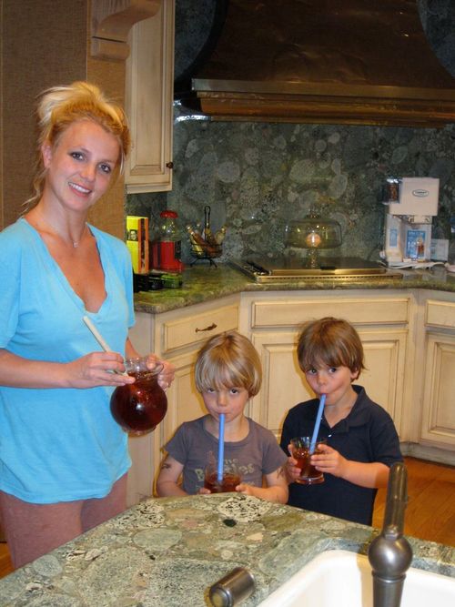 Britney Spears, Kevin Federline - Los hijos de Britney Spears trabajarán en Mc Donalds Britney Spears, Kevin Federline - Los hijos de Britney Spears trabajarán en Mc Donalds